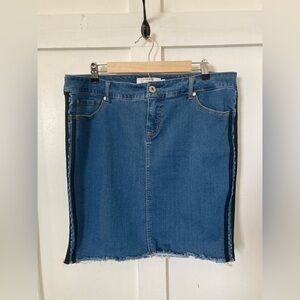 Torrid denim mini knee length skirt striped size 18 frayed hem